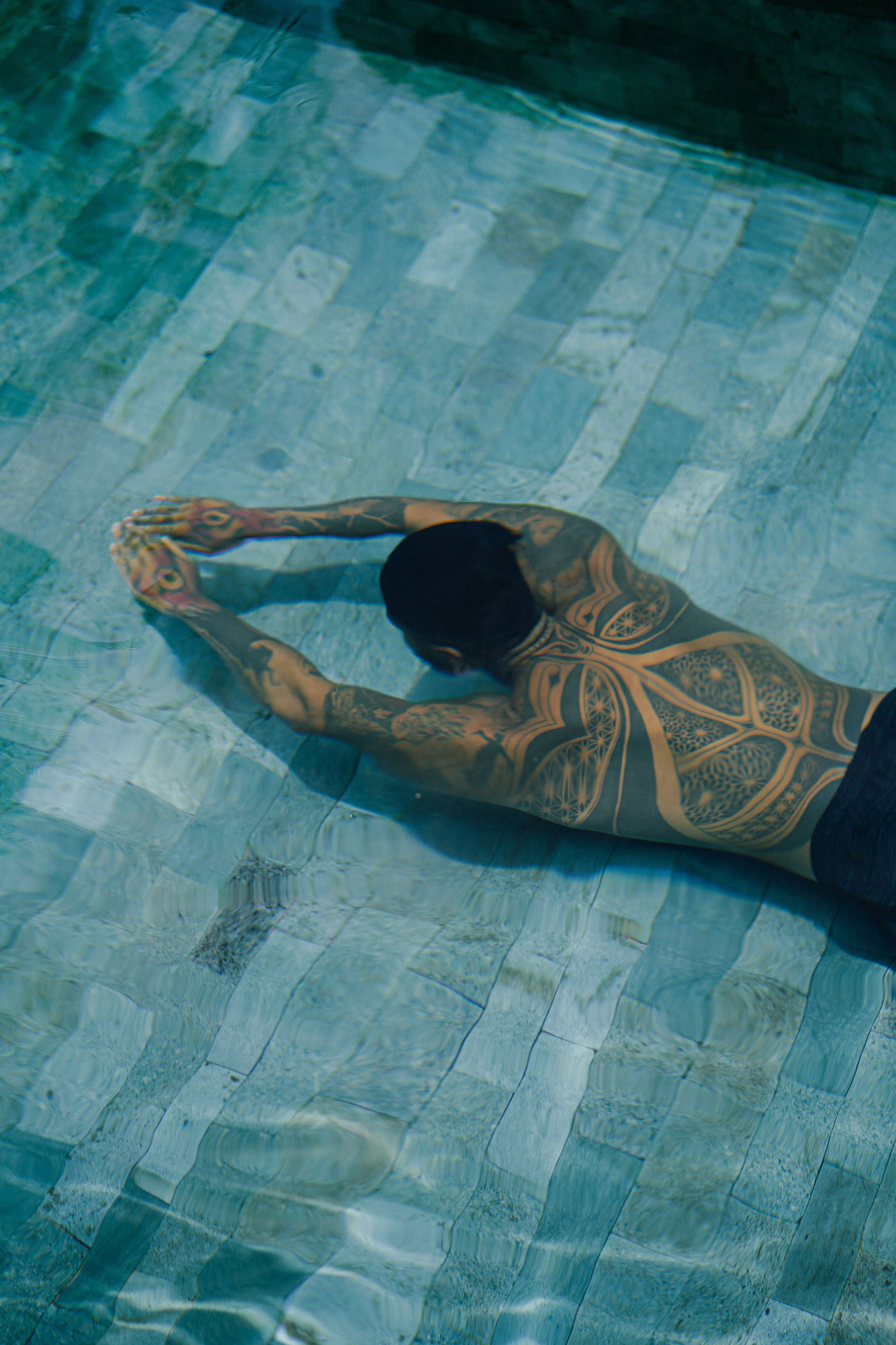 Mar aberto com ondas, ambiente de risco para tatuagem em cicatrização
